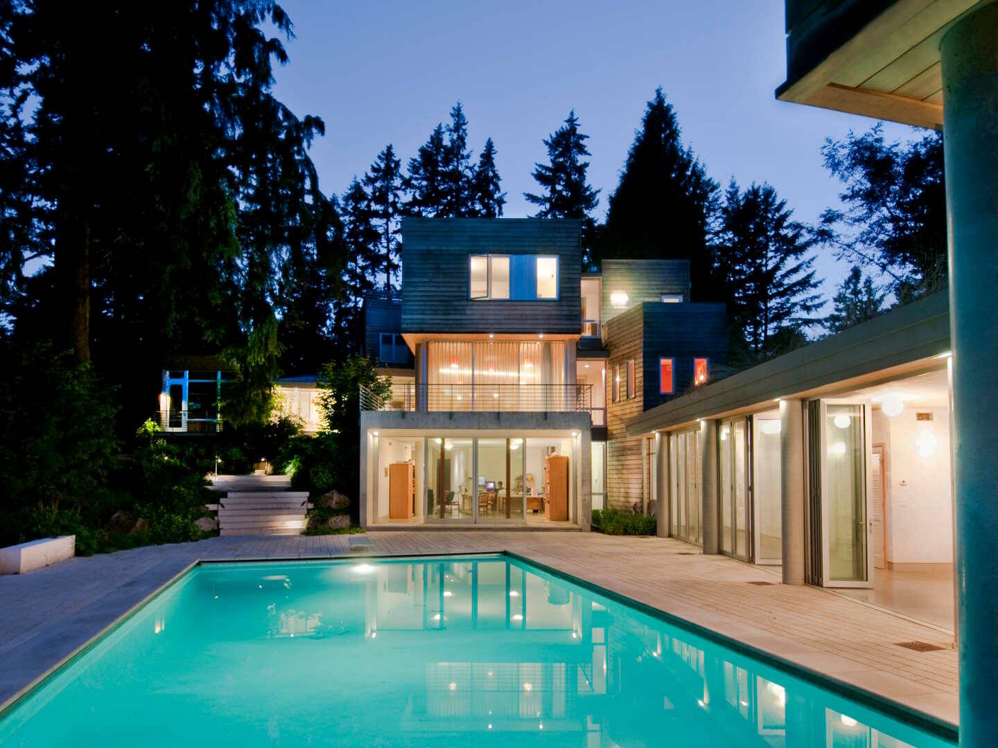 Longhouse - evening at the pool