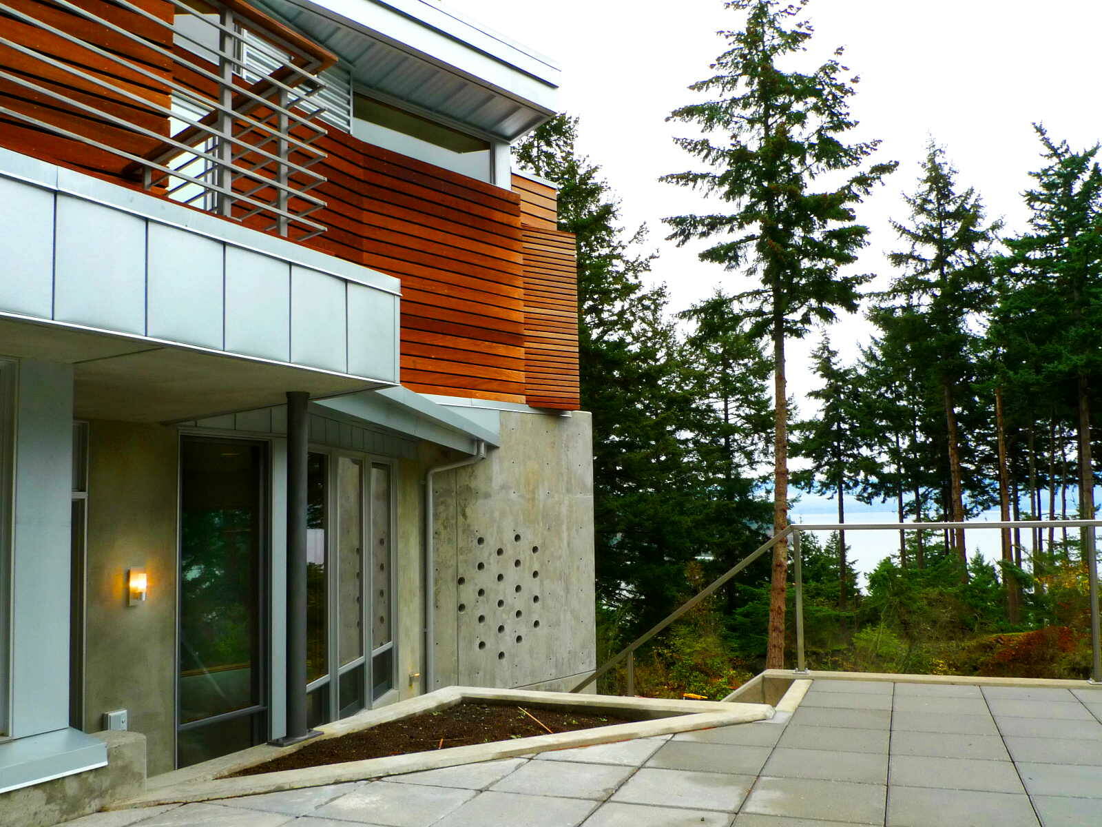 Hillside House - entry patio